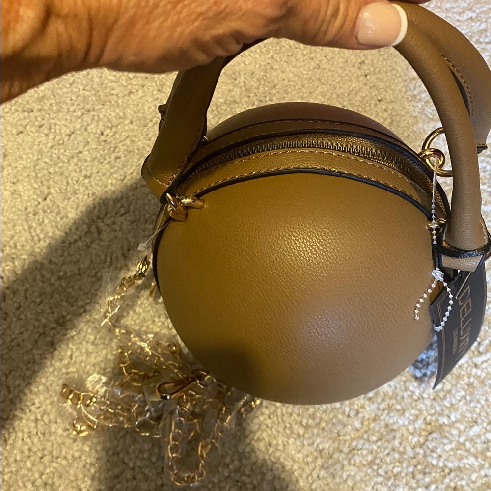 Deluxity LA Round Tan Handbag with Gold Chain NWT - Picture 2 of 5